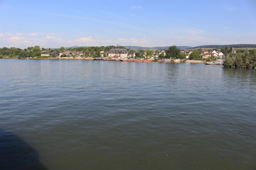 Fototapeta na wymiar View on Walluf from Rhine river