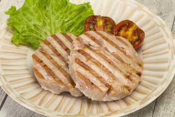 Grilled tuna steak with kumato