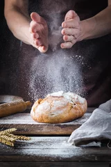 Abwaschbare Fototapete Brot Bäcker, der Brot kocht. Mann klatscht Mehl über den Teig. Männerhände beim Brotbacken