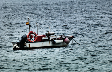 barca de pesca de bajura en la ria de vigo