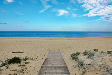 Fototapeta na wymiar Sardinien Cala Sinzias Holzsteg am Strand