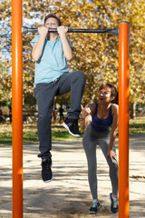 Obraz premium Family doing exercises on horizontal bar