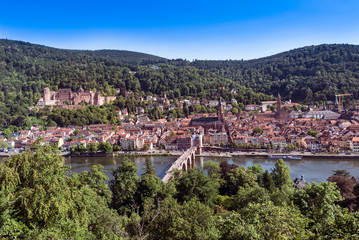 View of Heidelberg with Nekar, old bridge, castle and old town_Baden Wuerttemberg, Germany, Europe