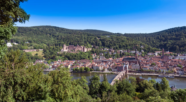 View of Heidelberg with Nekar, old bridge, castle and old town_Baden Wuerttemberg, Germany, Europe