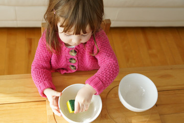 Petite fille activité montessori