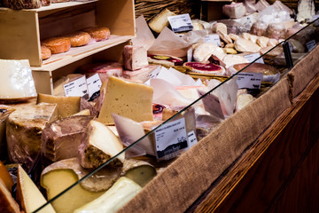 estante de quesos de diferentes tipos 