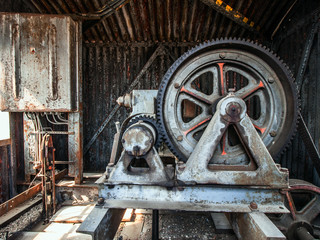Fototapeta premium Old elevator wheel - Urbex (HDR)