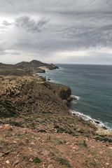 paisaje de costa volcánico y con nubes 