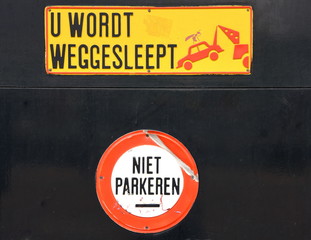 Verbotsschild: Parken verboten; sie werden abgeschleppt.
