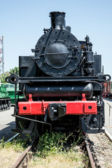 Obraz premium Soviet steam locomotive stands on the platform of the station.