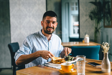 man eating breakfast in cafe