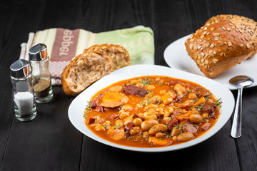 Baked beans with sausage and vegetables