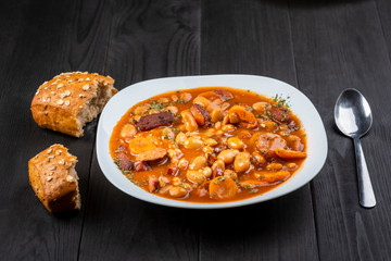 Baked beans with sausage and vegetables