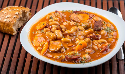 Baked beans with sausage and vegetables