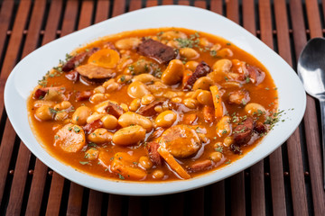Baked beans with sausage and vegetables