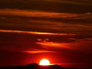 puesta de sol en el horizonte de un caluroso dia de julio