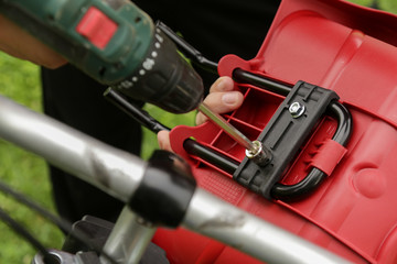 Front bicycle baby seat installation steps. A series of images, how to put kid seat on a bicycle handlebar