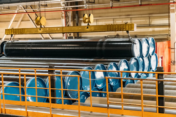 Overhead traveling crane for large diameter pipes