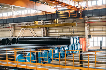 Overhead traveling crane for large diameter pipes