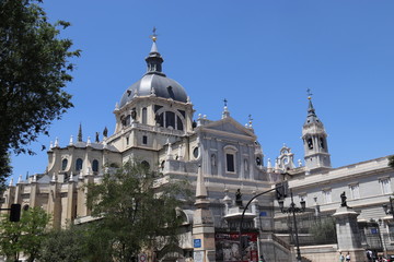 Fototapeta na wymiar Cathédrale de l'Almudena à Madrid, Espagne 
