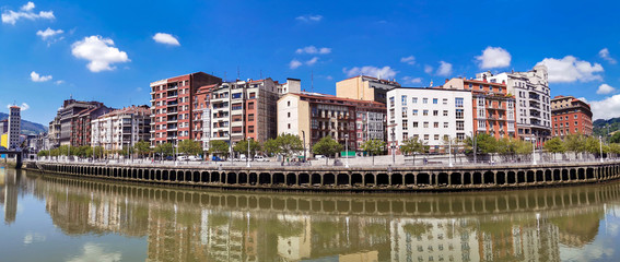  Composición panorámica de la márgen u orilla izquierda de la Ría de Bilbao, Muelle de  Ripa vista desde el Paseo del Arenal