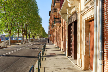 Obraz premium French ancient town Toulouse and Garonne river panoramic view. Toulouse is the capital of Haute Garonne department and Occitanie region, France, South Europe. Famous city and tourist destionation.