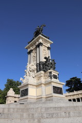 Fototapeta na wymiar Monument à Alphonse XII, parc du Retiro à Madrid, Espagne
