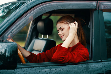 Obraz na płótnie Canvas young woman in car