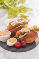 バターロールの海老フライサンド