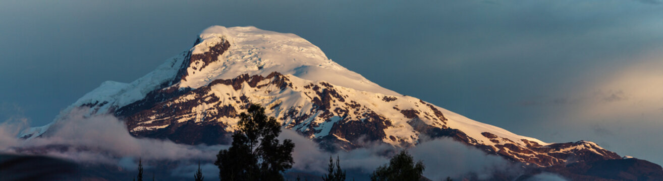 Panor&aacute;mica volc&aacute;n Cayambe 5790 m snm Ecuador 
