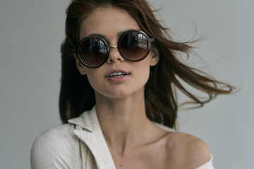 Naklejka premium portrait of young woman in sunglasses