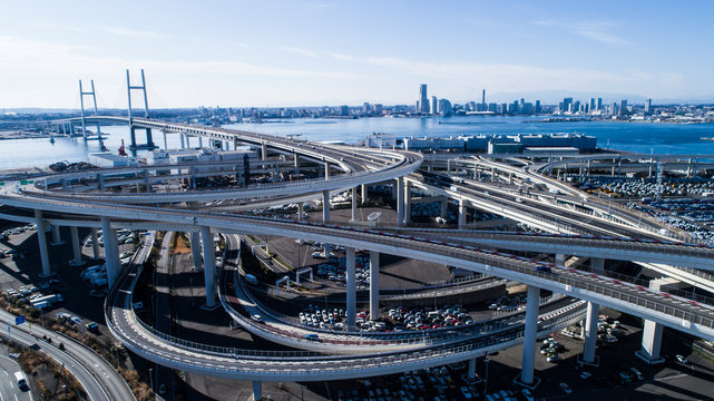 高速道路と埠頭の景観　空撮
