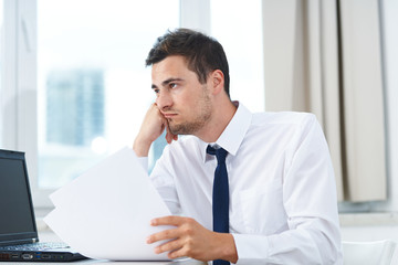 Naklejka premium businessman working on laptop in his office