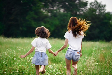 Fototapeta premium matka i córka w parku