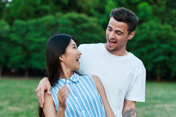 Obraz premium cheerful couple nature park