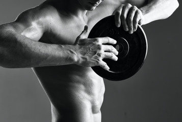 Obraz na płótnie Canvas muscular man lifting weights