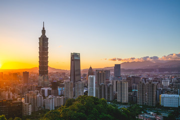 Naklejka premium Panoramiczny widok na miasto Taipei na Tajwanie