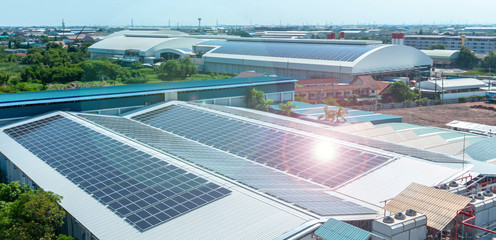 Panneaux solaires ou cellules solaires sur le toit ou la terrasse de l& 39 usine avec lumière du soleil, industrie.