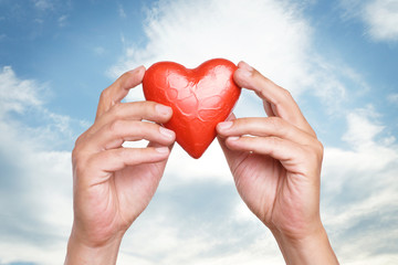 Hand hält Herz
