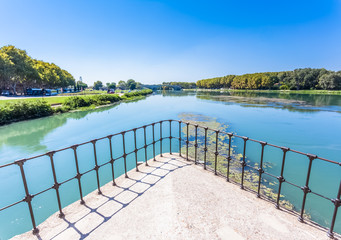 Le Rhône vu du pont d’Avignon, France 