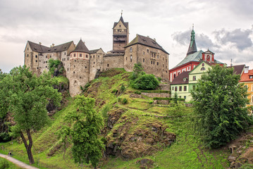 Fototapeta na wymiar Burg Elbogen mit Kirche Stankt Wenzel in in Loket