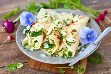 Schnittlauch-Röllchen mit Käse und Gurken