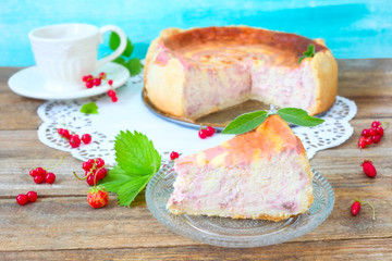 K&auml;sekuchen mit Beeren