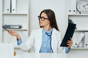 Obraz na płótnie Canvas female doctor working in office