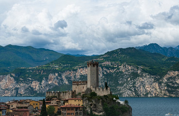 Naklejka premium Panoramic view of the city on the shores of lake Garda.