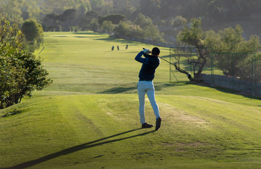 golfista jugando al golf y ejecutando un swing 