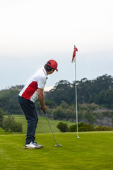 golfista jugando al golf y ejecutando un swing 