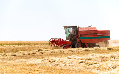 Fototapeta premium moissonneuse en action sur le champ de blé