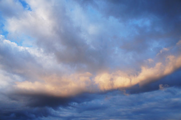 Fototapeta premium White and blue contrasting blue clouds in the sky.