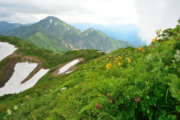 越後駒ヶ岳から望む中ノ岳（越後三山）